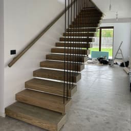 Scara cu trepte metalice suspendate placate cu trepte casetate din lemn de stejar