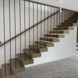 Scara cu trepte metalice suspendate placate cu trepte casetate din lemn de stejar